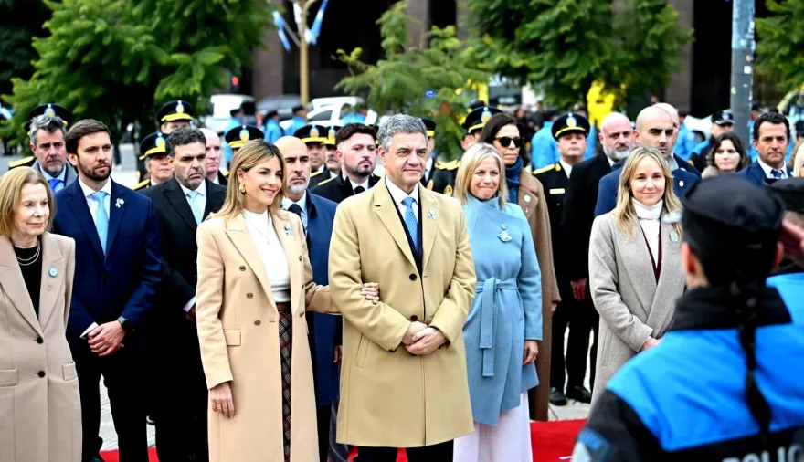 Día de la Patria: Jorge Macri encabezó el izamiento de la bandera en la Plaza de Mayo