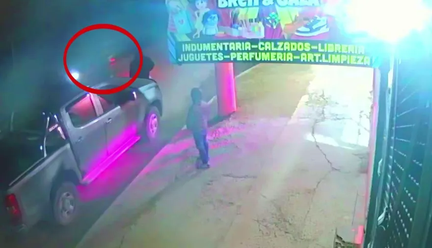 Desesperación en Tres de Febrero: hombres armados le robaron la camioneta y se le escapó el perro