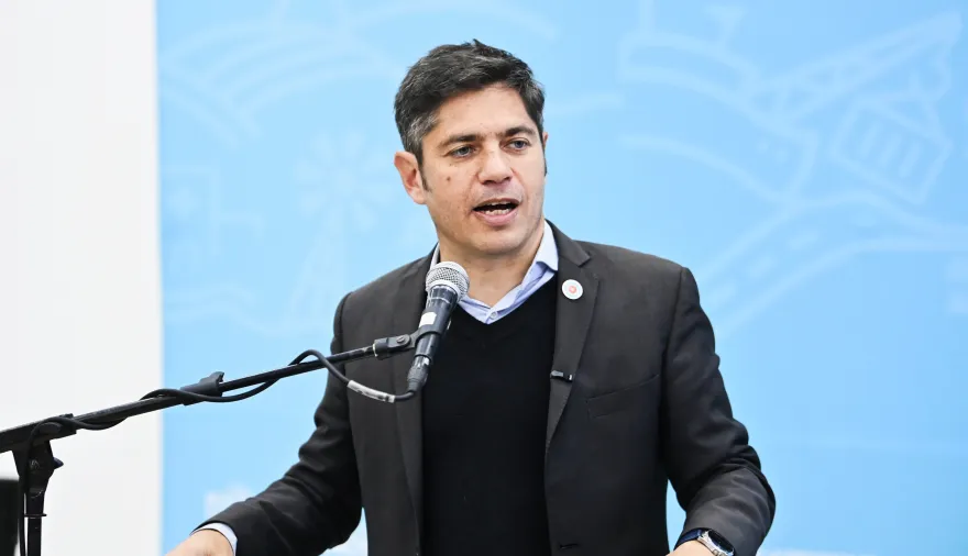 Desde Mar Chiquita: Kicillof entregó escrituras y pidió “cambiar el rumbo de la Argentina” de cara al 2027