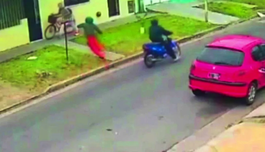 La Plata no tiene paz: motochorros asaltaron a una mujer cuando iba a trabajar