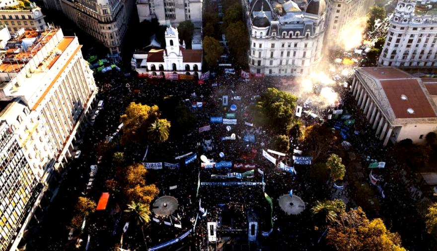 Masiva marcha para pedir a Milei que cumpla con la Ley de Financiamiento Universitario