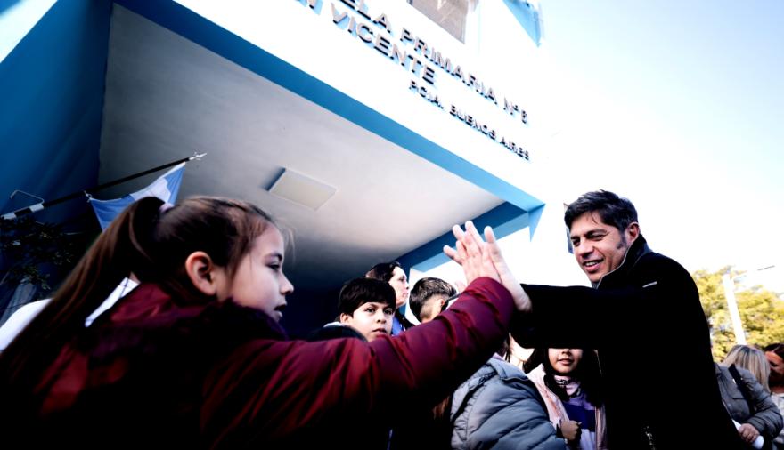 San Vicente: junto a Mantegazza, Kicillof inauguró un nuevo edifico escolar y comparó su modelo con el de Milei