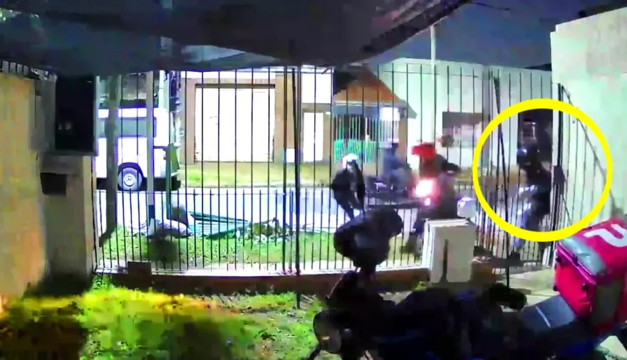 Estaba con el hijo de 11 años: motochorros atacaron y golpearon a una mujer en Avellaneda