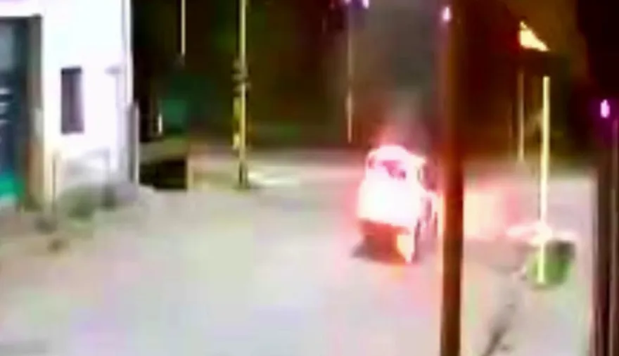 Susto en la madrugada: frenó en un semáforo y le explotó el automóvil