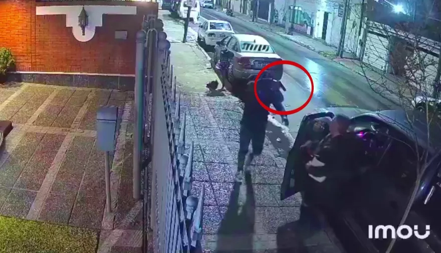 "Quietito, quietito": le pusieron la pistola en la cabeza y le robaron la camioneta en Lanús