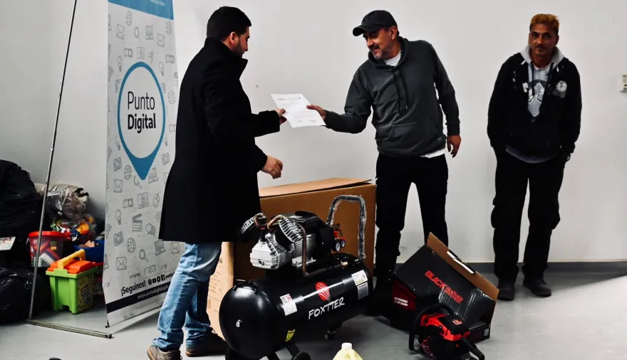 Egüen entregó microcréditos y herramientas a emprendedores de 25 de Mayo