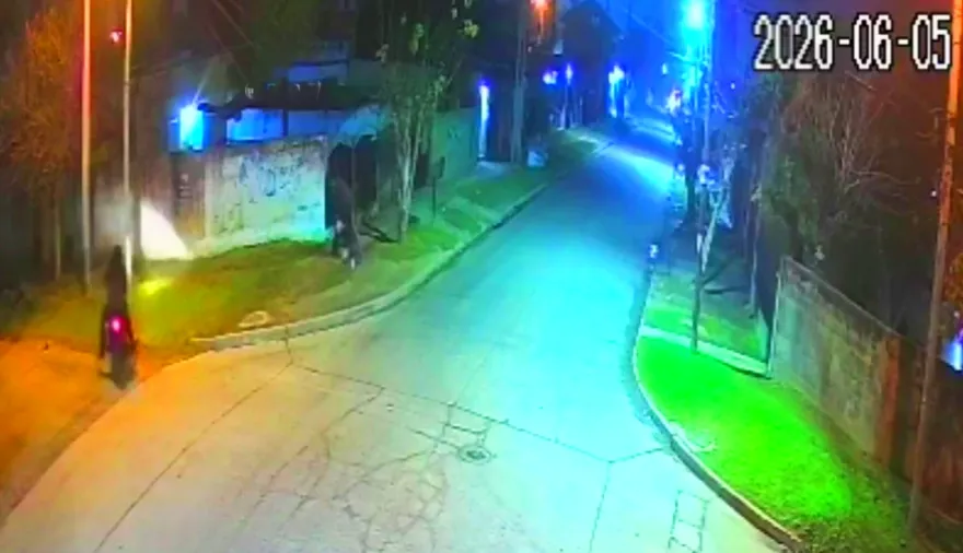 Iba a tomar el colectivo cuando motochorros madrugadores lo patearon y robaron todo
