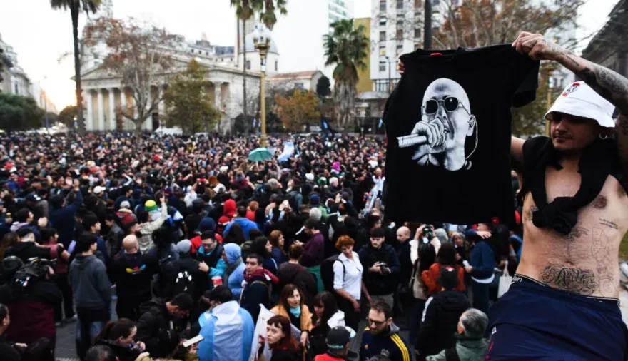 Dolor y homenaje: multitudinaria despedida para el Indio Solari en distintas ciudades