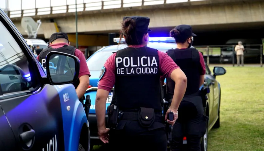En la esquina de la comisaría, detuvieron a sospechoso de robar y balear a  vendedor de celulares