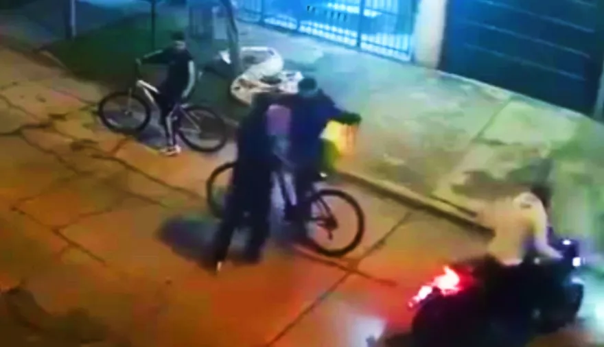En Merlo, moto-rastreros asaltaron a dos chicos y escaparon con una bicicleta al hombro