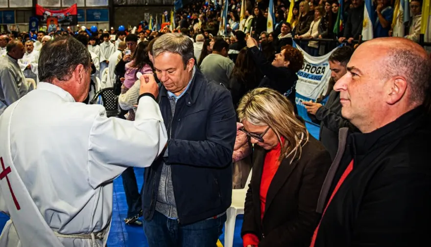 Junto a más de 5.000 vecinos, Cascallares participó de la celebración diocesana de Corpuis Christi