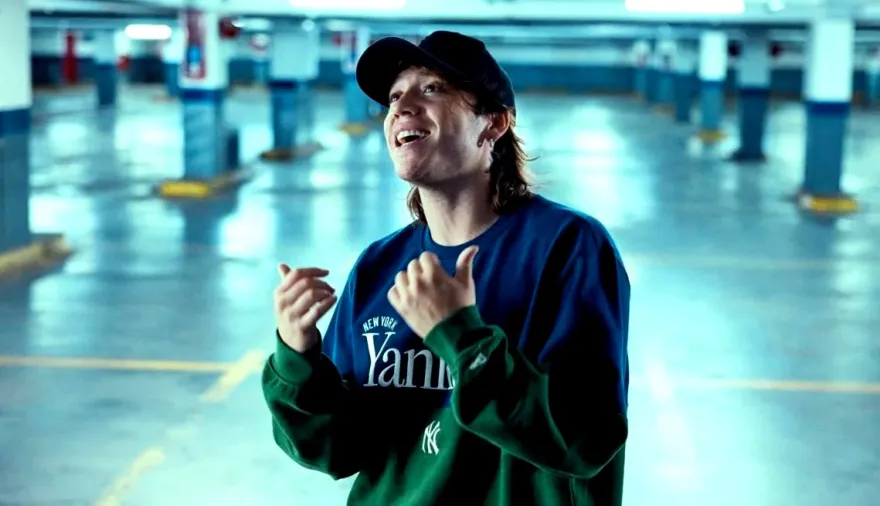 Paulo Londra, Dibu Martínez y “1%”: la canción elegida para musicalizar la película sobre el arquero argentino