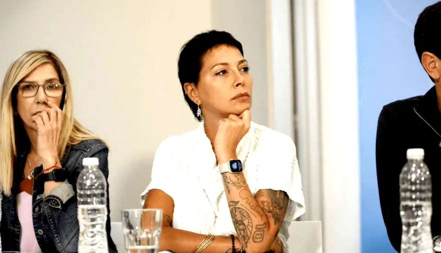 Mayra Mendoza estalló contra una senadora peronista por críticas a Cristina y la desafió a un cara a cara