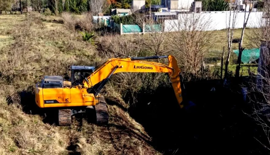 El Municipio de Pergamino realizó trabajos de limpieza de desagües pluviales en el barrio 25 de Mayo