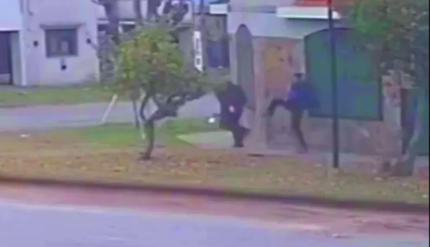 Motochorros interceptaron y golpearon a un adolescente en La Plata
