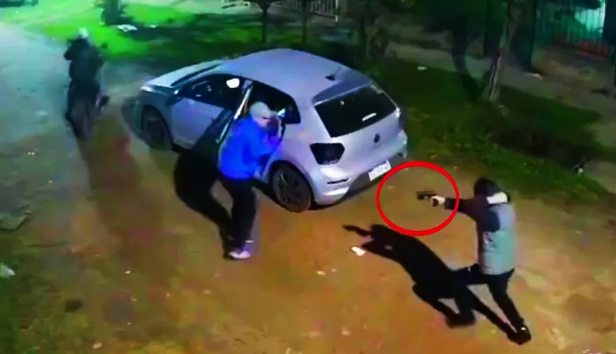 Nuevo ataque de motochorros en Merlo: en 25 segundos robaron un auto en Libertad