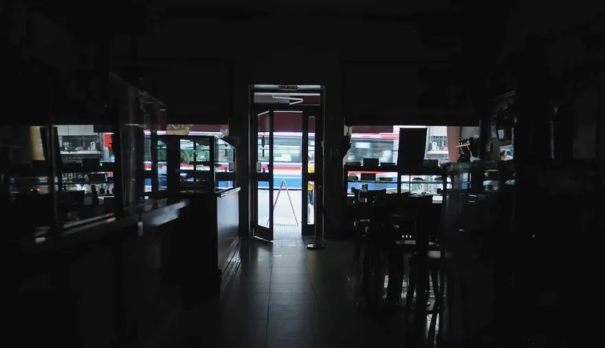 Frío, oscuridad y bronca: miles de vecinos siguen sin luz en Avellaneda