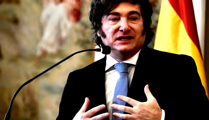 Milei bancó a Adorni desde España, pero dejó una advertencia que sacudió al Gobierno