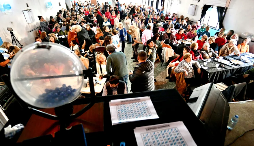 Más de 350 jubilados coparon un bingo en La Plata y hubo una ganadora feliz