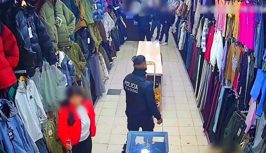 Detenidos cuando pretendían comprar camperas con tarjetas robadas