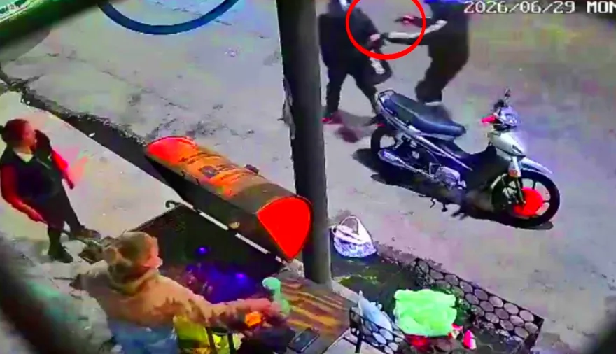 En Lanús están a dieta por los motochorros: le robaron el vehículo cuando paró a comprar tortillas