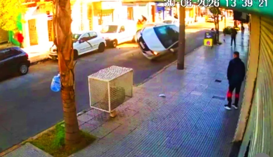 Chocó con un auto que se sumaba al tránsito y acabó volcado en Villa Bosch