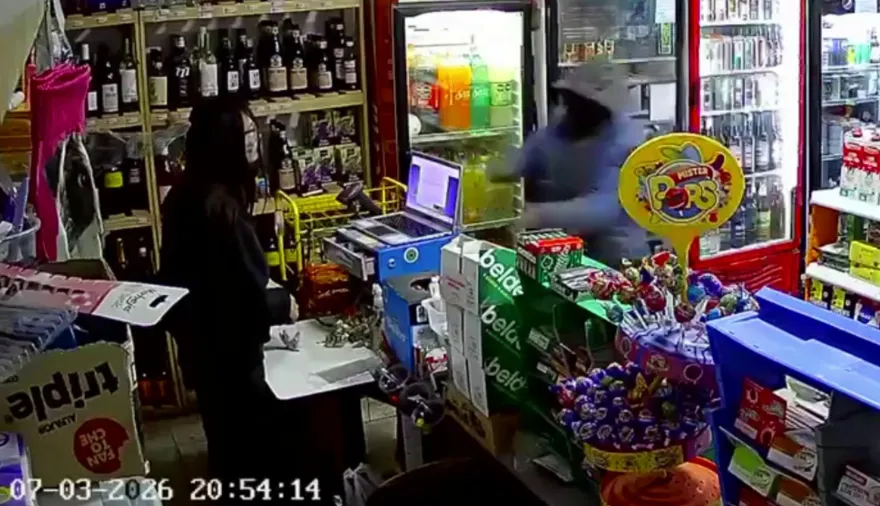 "La pelota no se mancha": encapuchado y con un cuchillo, asaltó un kiosco cuando jugaba Messi
