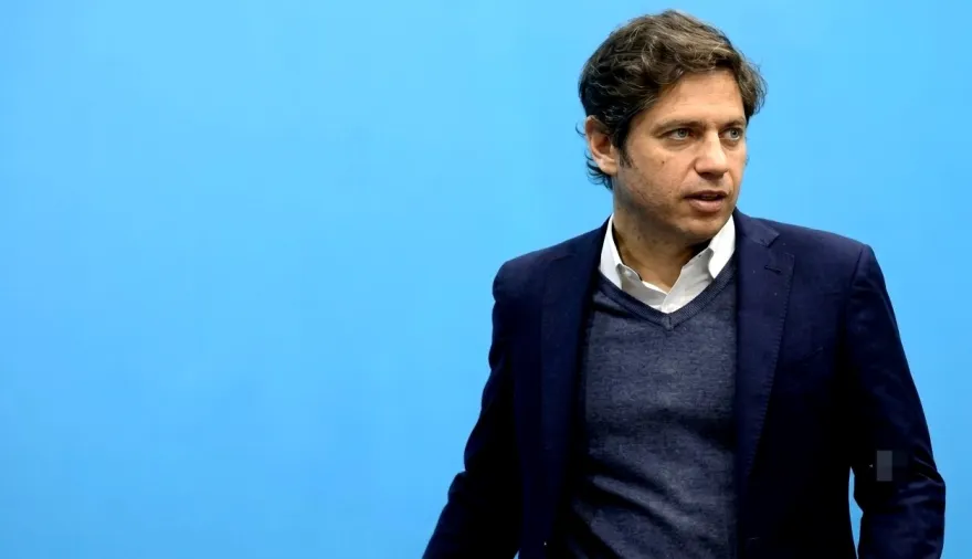 Con migajas, Kicillof habilita ascensos y premia a miles de estatales bonaerenses
