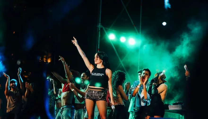Lali convocó a miles de personas en el Orgullo de Madrid y sorprendió junto a Miranda!