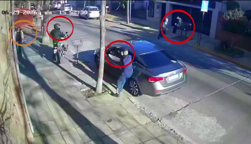 Salvaje ataque de motochorros para robar un auto en San Isidro