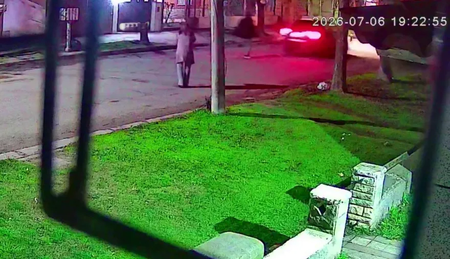 Llegaba a la casa, la emboscaron y le robaron en Miramar