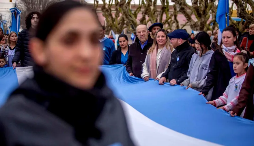 Wischnivetzky y Paredi encabezaron el acto del Día de la Independencia en Mar Chiquita con un anuncio que dejó huella