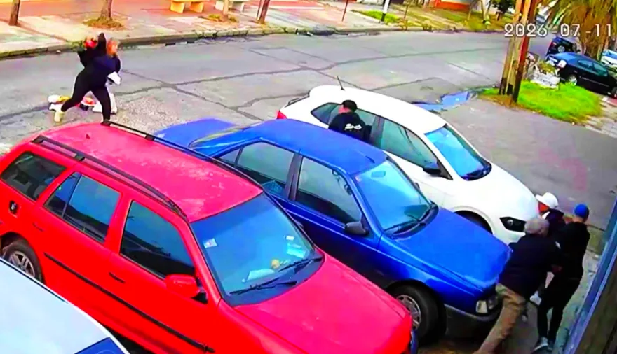 Con trompadas y botellazos, jubilados se resistieron al robo del auto en Gerli