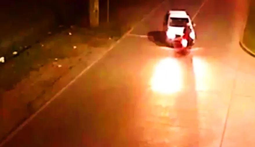 Conductor imprudente chocó a motociclista y pudo causar una tragedia en Benavidez