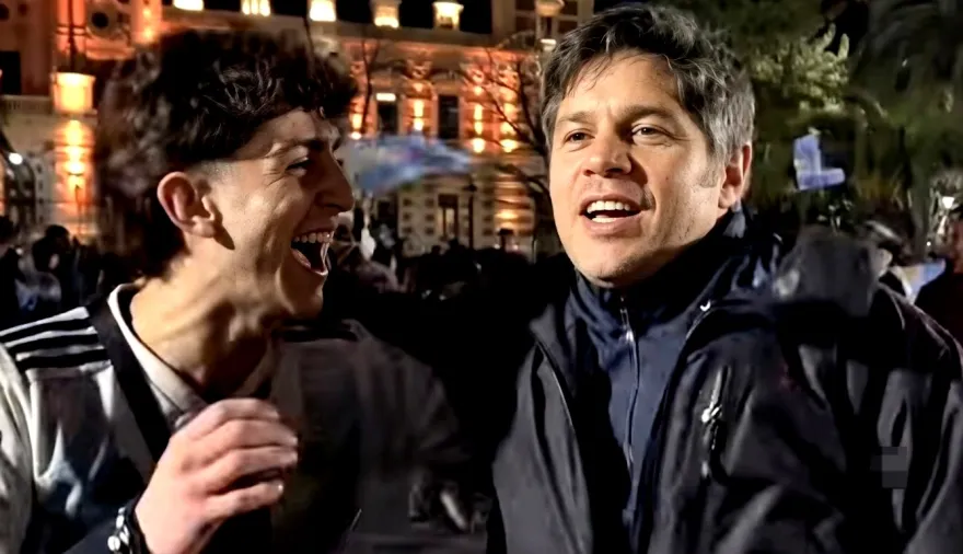 Kicillof sorprendió en los festejos en La Plata y se metió entre los hinchas