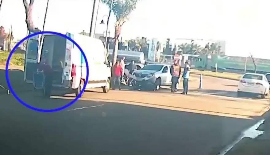 Ninguno frenó y se produjo un tremendo choque entre una moto y un auto en Tigre