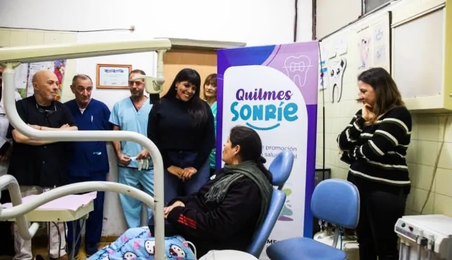 Programa “Quilmes Sonríe”: Eva Mieri entregó prótesis dentales a vecinos del distrito