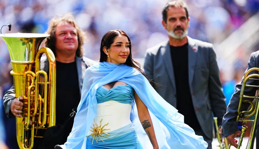 María Becerra alzó la bandera nacional en España, en plena campaña anti Argentina y la polémica con Rosalía