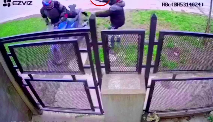 Llegaba a la casa y para robarle el vehículo le gatillaron en la cabeza