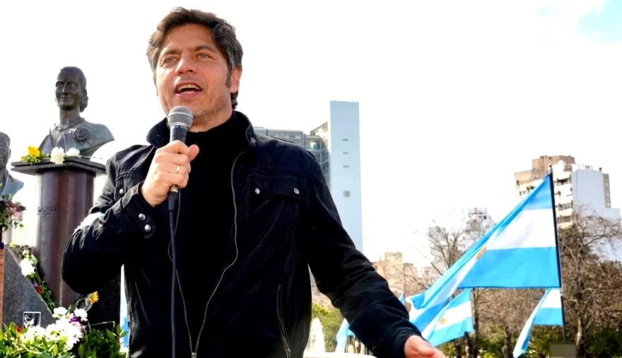 Kicillof calificó de “vergonzoso” a Milei por su visita a Brasil, su foto con Flavio Bolsonaro y el desplante a Lula