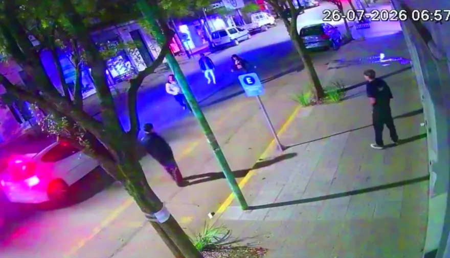 Un comercio acabó destrozado durante una batalla campal en Dolores