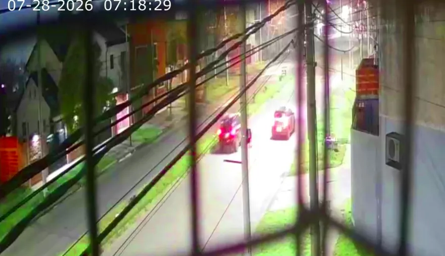 ¿Travesura o descontrol en La Plata? Con gomeras apedrearon autos que circulaban por Calle 7