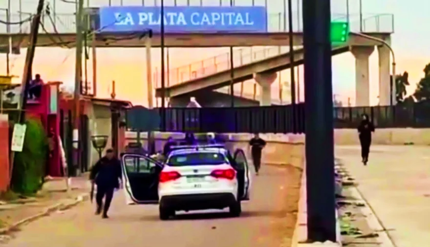 Tiros y piedrazos en La Plata: policías se enfrentaron a vecinos en barrio El Mercadito