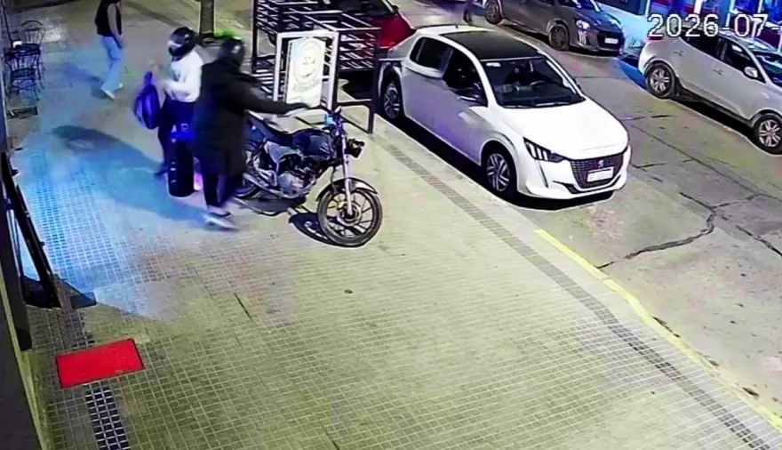 Miedo en el centro de La Plata: encerraron y golpearon a una adolescente durante un asalto