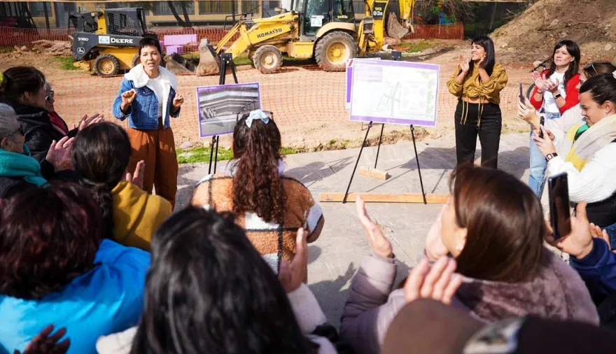 Mayra Mendoza y Eva Mieri supervisaron las tareas de construcción del nuevo Polideportivo en Ezpeleta