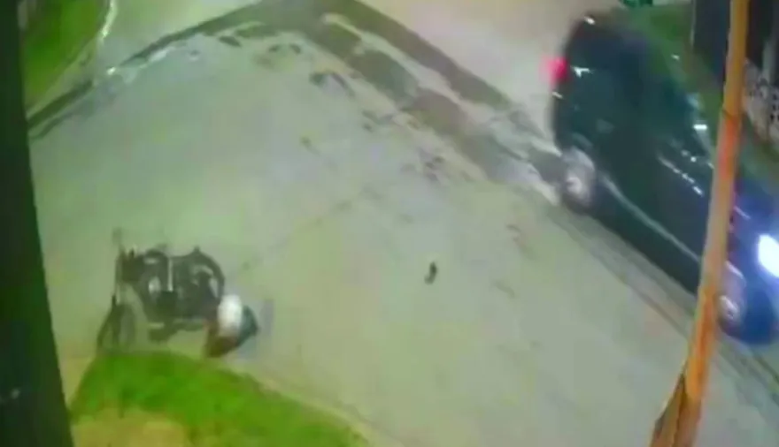 Buscan a motociclista que chocó con una camioneta, abandonó su vehículo y escapó herido