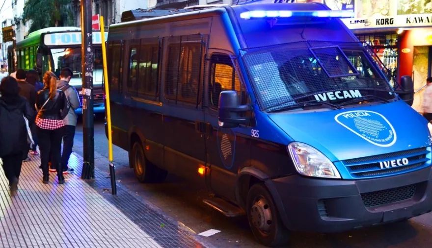 Atacó a un hombre con una cuchilla de carnicero e intentó acuchillar a un efectivo policial