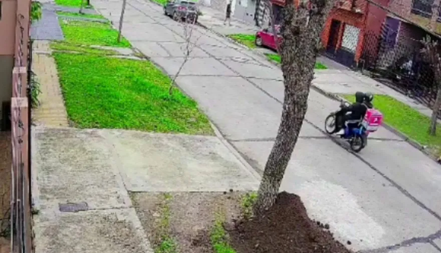 Disfrazados de deliverys y con balazos, robaron un auto en Avellaneda