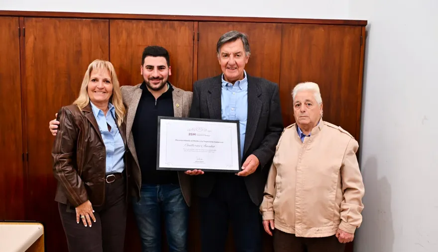Egüen reconoció la trayectoria de Guillermo Amadeo en 25 de Mayo por los 45 años de Gui Lux