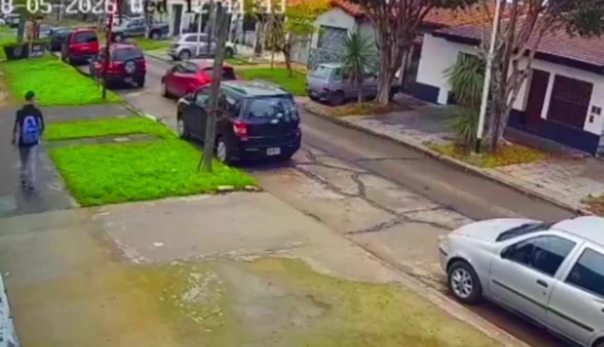 Robo relámpago en Wilde: se bajó de un auto y asaltó a un joven que regresaba del colegio